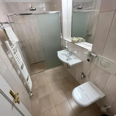 Reza Hotel 4*
